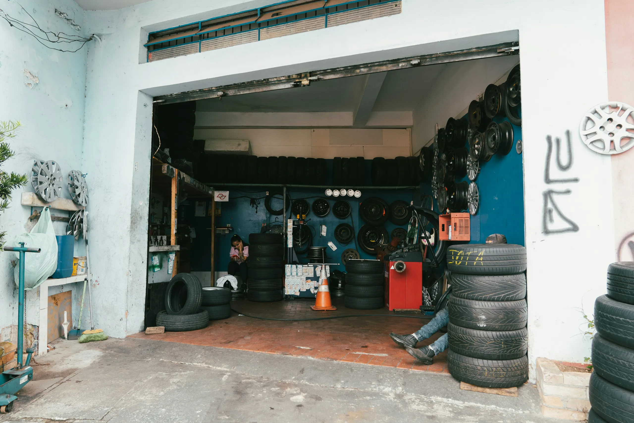 Interior del taller con neumáticos y llantas — puesto de servicio
